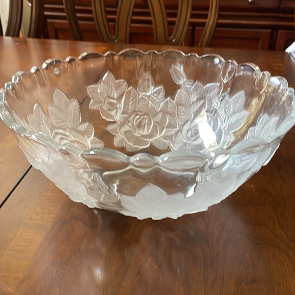 Mikasa Studio Nova Winter Rose serving reversed frosted cameo large bowl 12”x5” - Picture 9 of 9